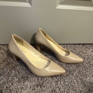 SIZE 8 Nude Pointed Toe Heel 1.5 inch